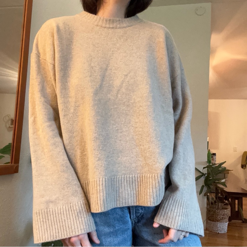 ✨SOLD✨Reformation 110% wool crew neck wide sleeve sweater size small EUC beige